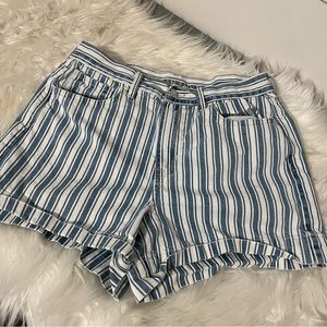 American Eagle shorts blue striped